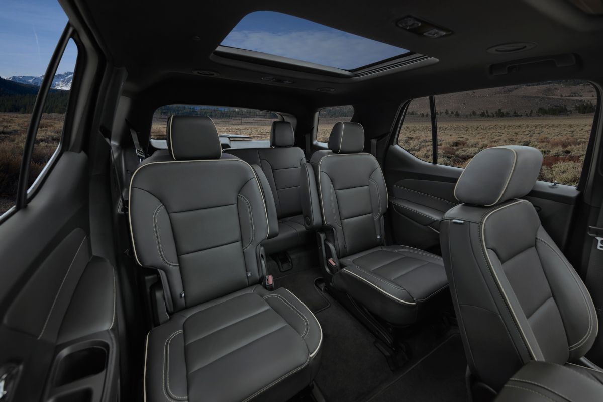 Foto del interior del Traverse 2022 de Chevrolet mostrando los asientos