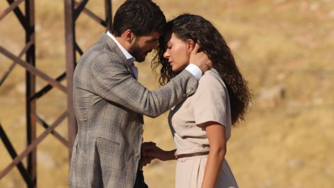 Akın Akınözü as Miran Aslanbey, Ebru Şahin as Reyyan Sadoglu