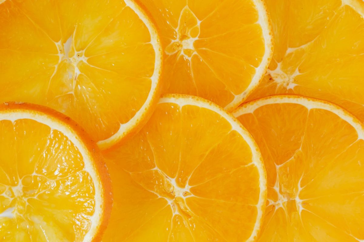 Las naranjas aportan vitamina C, la cual es necesaria para la producción de colágeno.