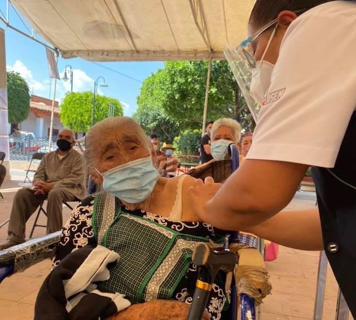 Natalia Leyva, con más de 90 años, fue una de las primeras en vacunarse en el pueblo