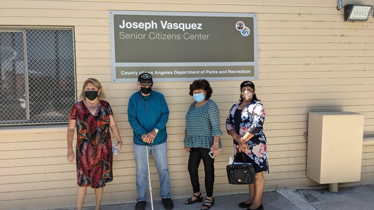 Líder voluntario Chris Mojica junto a miembros del centro para personas de la tercera edad Joseph Vasquez. (Jacqueline García/La Opinión)