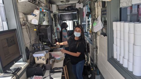 Companía de reciclaje encuentra problemas para encontrar empleadas. (Jacqueline García/La Opinión)