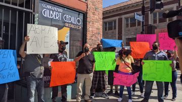 Vendedores ambulantes protestaron frente a la oficina del concejal Gil Cedillo. (Jacqueline García/La Opinión)