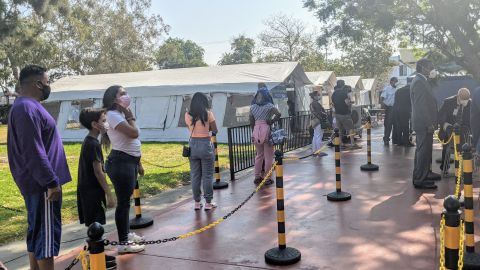La clinica Kedren del sur de Los Ángeles realiza pruebas de covid-19 y administra la vacuna. (Jacqueline García/La Opinión)