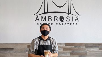 John Phan es el dueño de Ambrosia Coffee Roasters en Wilmington. (Jaqueline García/La Opinión)