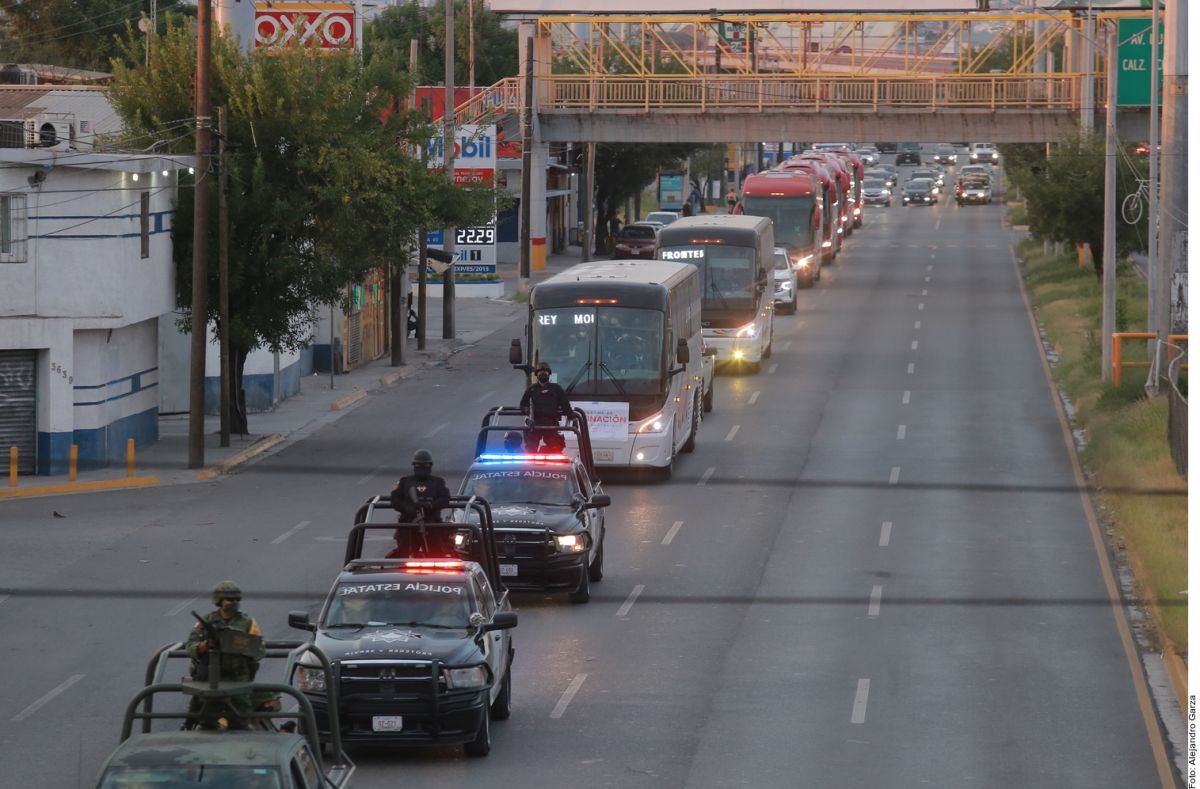 Trabajadores mexicanos viajan en camiones de Nuevo León a Texas para vacunarse contra la COVID-19.