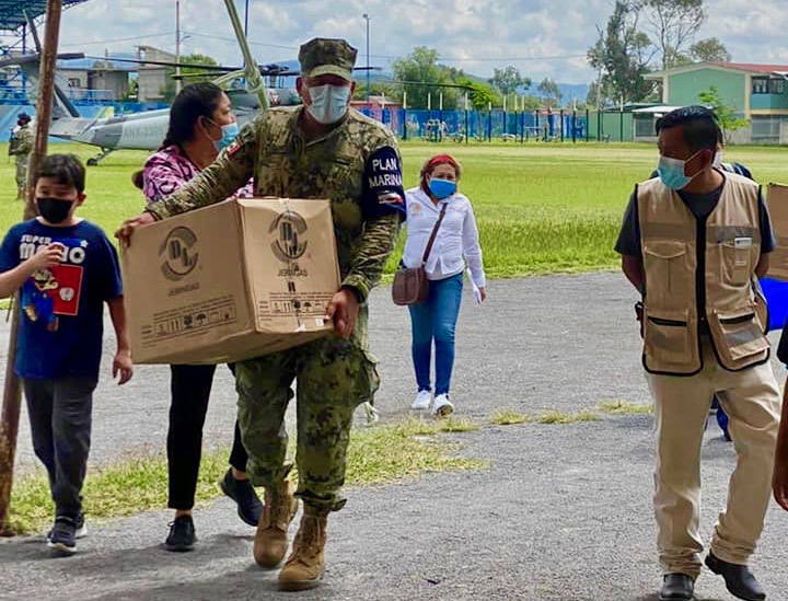 Soldado con los paquetes de medicamento en el municipio de Pilcaya, Guerrero