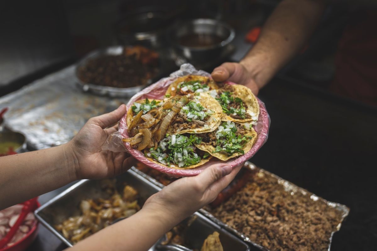 Cheffs y expertos en comida invitan a probar los platillos auténticos de la comida étnica como los tacos.  (Pexels)