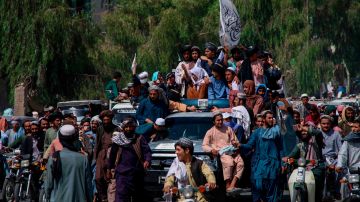 Los talibanes celebran la retirada de Estados Unidos de Afganistán.