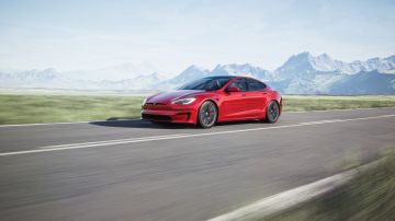 Foto del Tesla Model S color rojo en la carretera