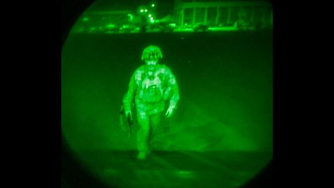 El mayor general Chris Donahue fue el último soldado de EE.UU. en salir de Afganistán