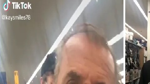VIDEO: Exbombero racista grita a empleada de Walmart, "Aprende inglés, no es México"