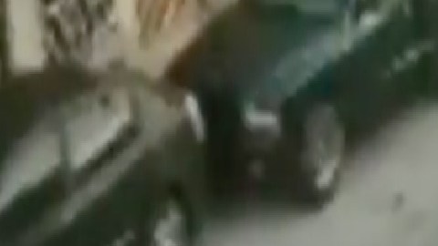 VIDEO: "Va a ser una cabeza de tu familia si no pagas", criminal es captado al dejar narcomensaje y restos humanos