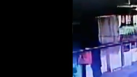 VIDEO: Jóvenes escapaban de policía y estrellan su moto; mueren 2 instantáneamente