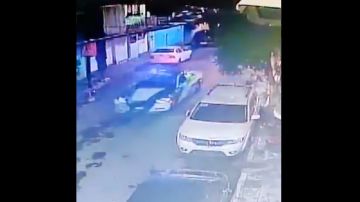 VIDEO: Jóvenes escapaban de policía y estrellan su moto; mueren 2 instantáneamente