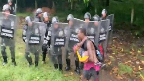 VIDEO: “Mátame con el niño”, migrante reta a Guardia Nacional que frenaba avance de caravana hacia Estados Unidos