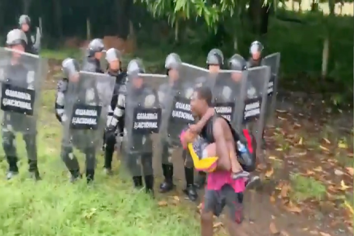 VIDEO: “Kill me with the child”, a migrant challenges the National Guard who stopped the advance of the caravan towards the United States