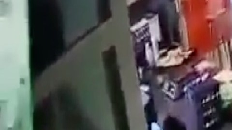 VIDEO: Mujer se resiste a asalto y criminales la secuestran