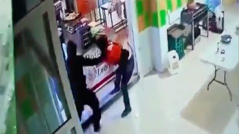 VIDEO: Mujer se resiste a asalto y criminales la secuestran