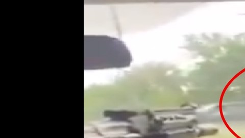VIDEO: Narcos se burlan de soldados mexicanos, pasan junto a ellos y simulan que les disparan
