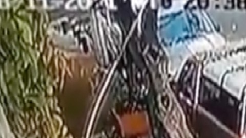 VIDEO: Sujeto en silla de ruedas es captado robando