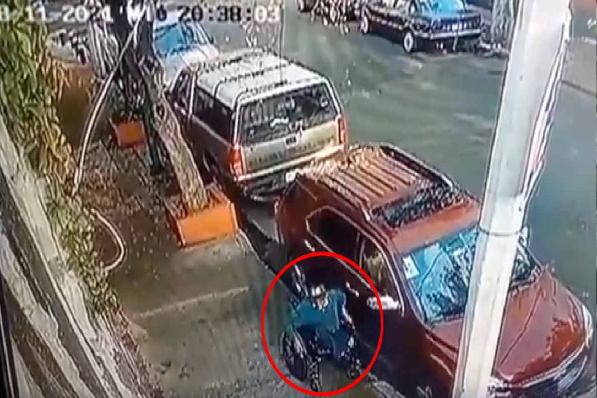 VIDEO: Sujeto en silla de ruedas es captado robando