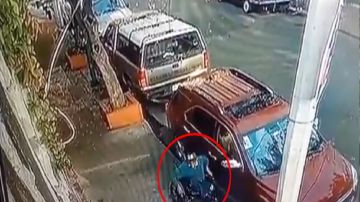 VIDEO: Sujeto en silla de ruedas es captado robando