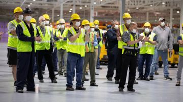 Foto de varios trabajadores en una planta de Ford