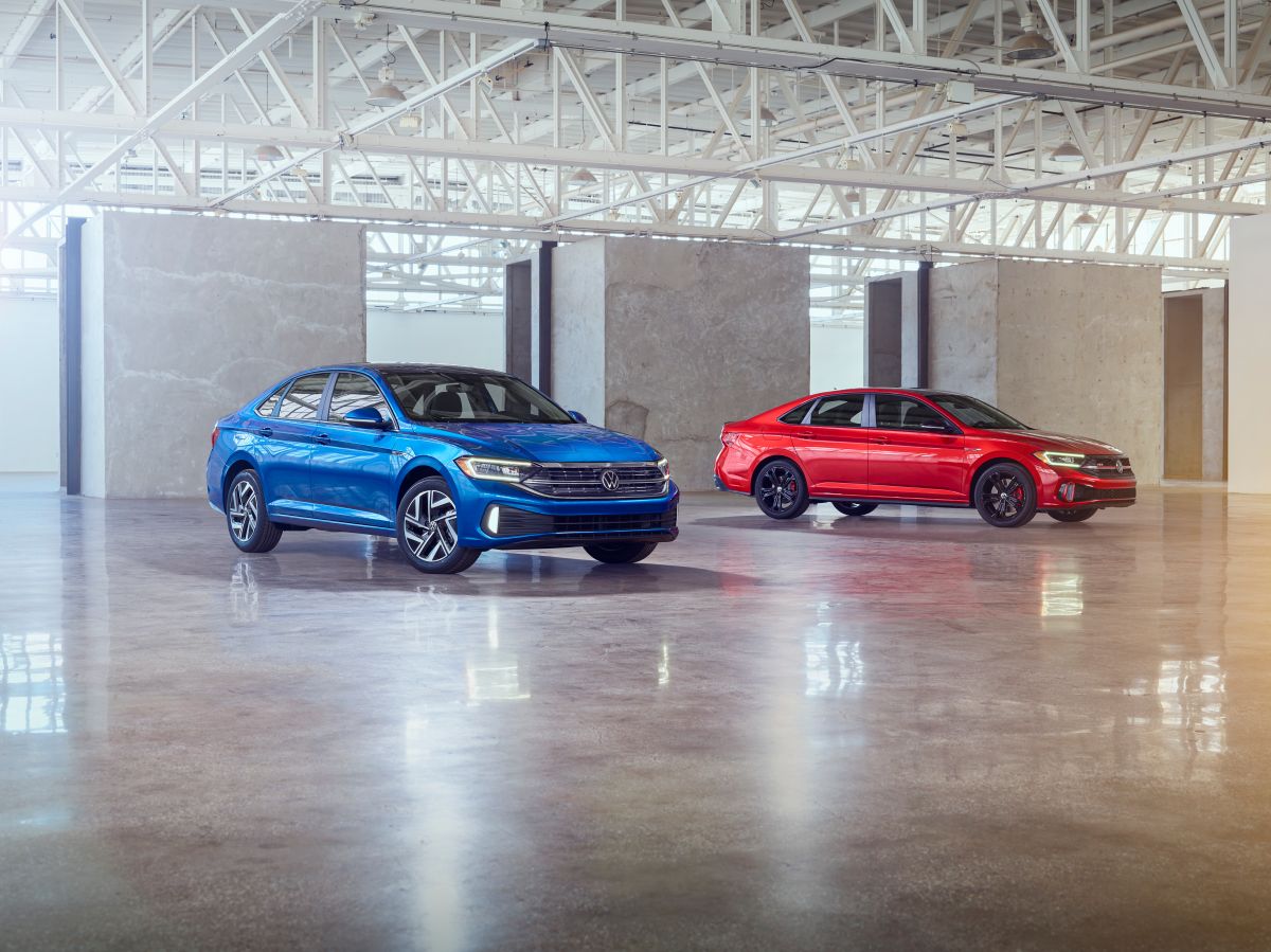 Foto de dos modelos de Volkswagen Jetta 2022 