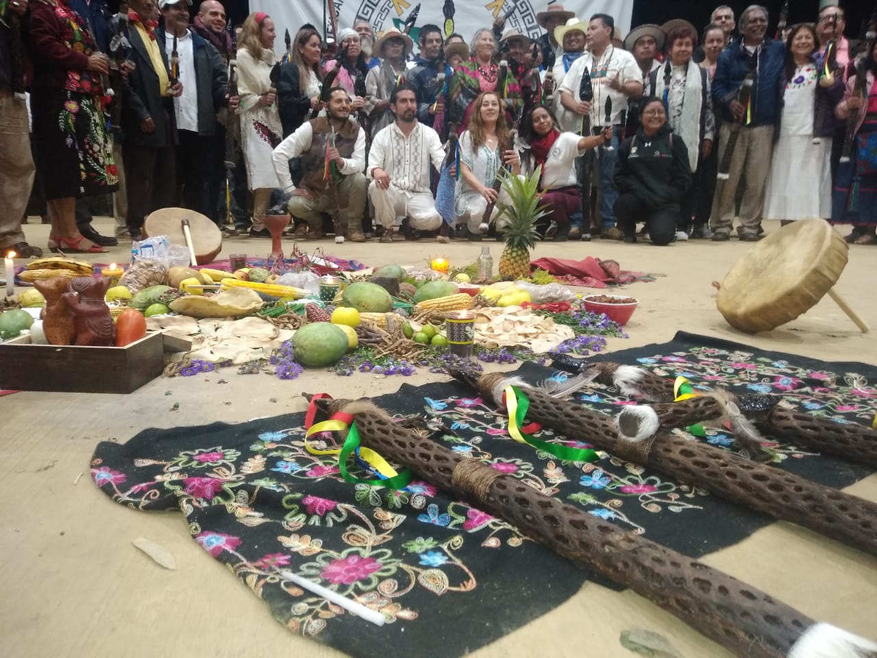 El Consejo Nacional Mexicano de Pueblos Originarios y Comunidades Indígenas en una ceremonia para purificar su trabajo.