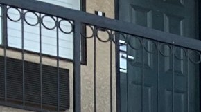 Zoila Córdova Islas con tres de sus 5 hijos, recibe  ayuda de los estudiantes de Lynwood High School. (Araceli Martínez/La Opinión)