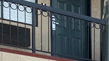 Zoila Córdova Islas con tres de sus 5 hijos, recibe  ayuda de los estudiantes de Lynwood High School. (Araceli Martínez/La Opinión)