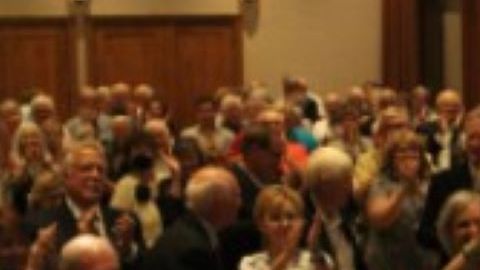 Greg Abbott saluda a las personas que llegaron al evento.