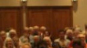 Greg Abbott saluda a las personas que llegaron al evento.