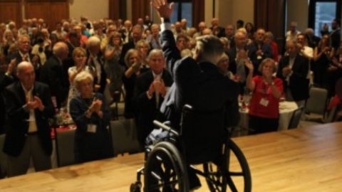 Greg Abbott saluda a las personas que llegaron al evento.