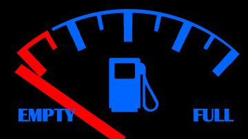 Foto del indicador de combustible en un auto