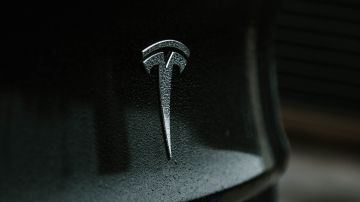 Foto del logo de Tesla sobre un auto