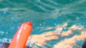 José Luis Piña con sus hijos en las clases de natación.