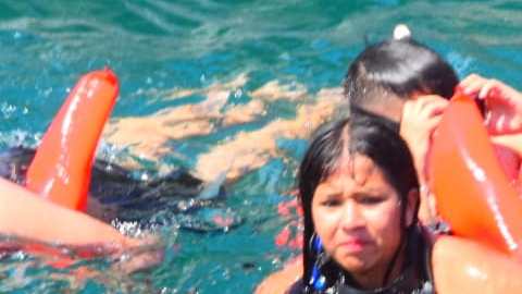 José Luis Piña con sus hijos en las clases de natación.