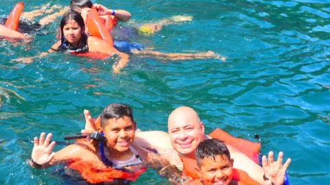 José Luis Piña con sus hijos en las clases de natación.