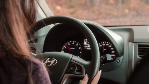 Foto de una mujer detrás del volante