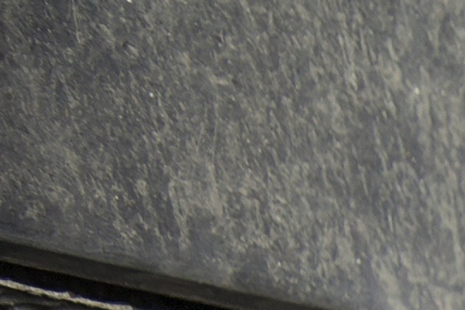 Foto de un auto en un taller mecánico mostrando el disco de freno