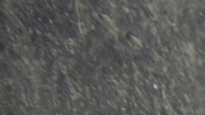 Foto de un auto en un taller mecánico mostrando el disco de freno