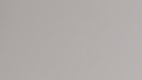 Foto de una calculadora sobre una mesa con papeles y un bolígrafo