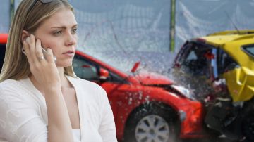 Foto de una mujer llamando por teléfono con un accidente de auto al fondo