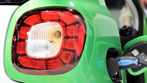 Detalle de un auto eléctrico cargándose