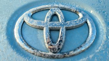Foto del logo de Toyota en invierno