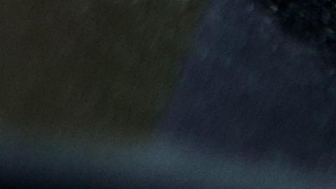Foto del logo de Ford sobre la parrilla de un auto