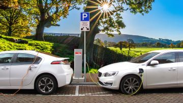 Foto de dos autos eléctricos cargándose
