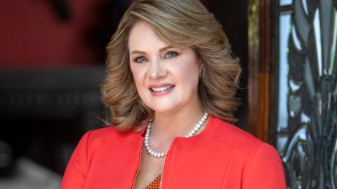 Erika Buenfil es Carmen en 'Vencer el Pasado'.